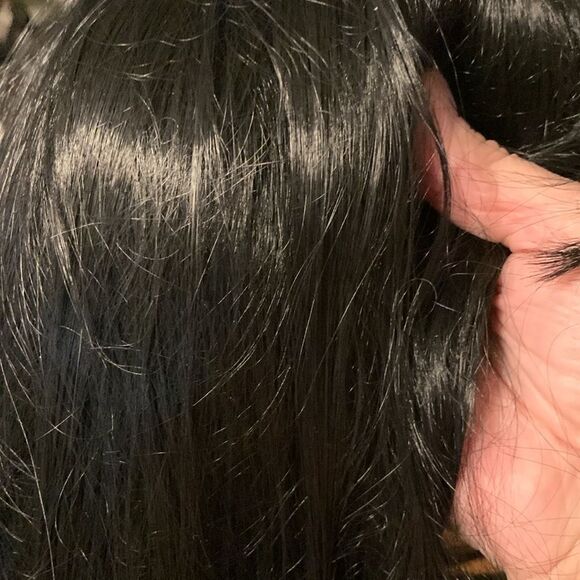 Beautiful Black Heat Resistant Synthetic Wig. Very soft. Feels real - Picture 6 of 13